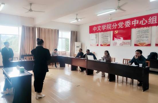 说明: 图片包含 室内, 地板, 天花板, 人描述已自动生成
